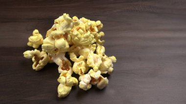 Tahta zemin üzerinde patlamış mısır yığını yakın plan 