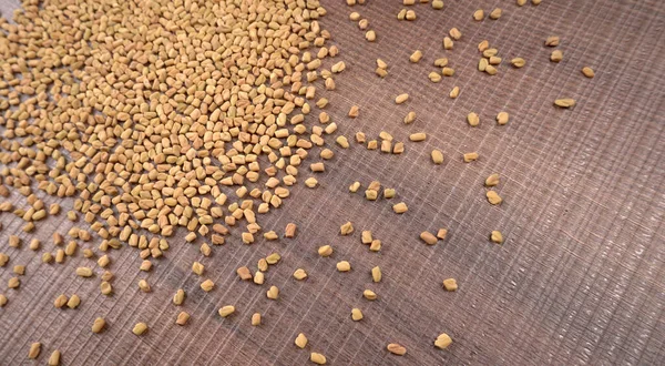 Haufen Bio Bockshornkleesamen Auf Holzgrund Zutat Der Indischen Küche — Stockfoto