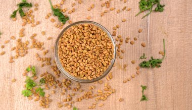 Cam kase organik çemen otu tohumları ahşap arka planda, Hint mutfağında malzeme..