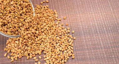 Cam kase organik çemen otu tohumları ahşap arka planda, Hint mutfağında malzeme..