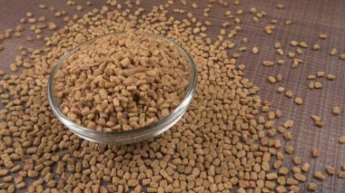 Cam kase organik çemen otu tohumları ahşap arka planda, Hint mutfağında malzeme..