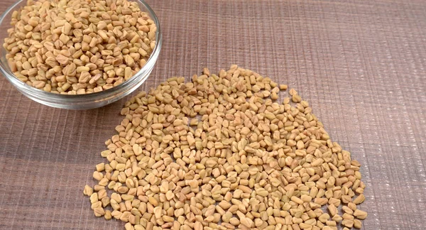 Skleněná Miska Organických Pískavice Semínek Dřevěném Pozadí Přísada Indické Kuchyni — Stock fotografie