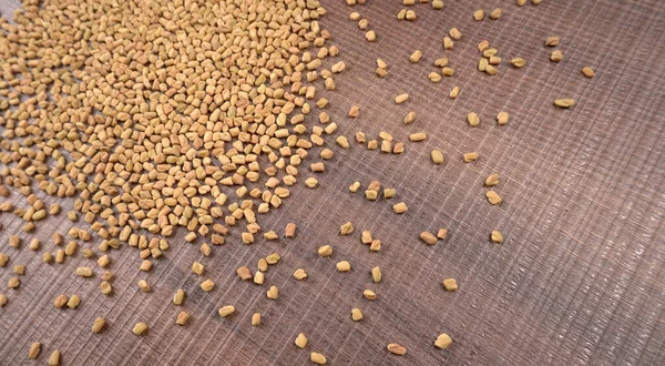 Haufen Bio Bockshornkleesamen Auf Holzgrund Zutat Der Indischen Küche — Stockfoto