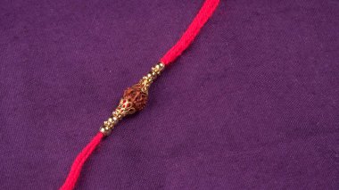 Hint festivali: Raksha Bandhan özgeçmişi zarif bir Rakhi, pirinç taneleri ve Kumkum ile. Geleneksel Hint bilekliği Kardeşler ve Kız Kardeşler arasındaki aşkın sembolüdür..