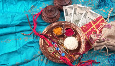 Hint festivali: Raksha Bandhan özgeçmişi zarif bir Rakhi, pirinç taneleri ve Kumkum ile. Geleneksel Hint bilekliği Kardeşler ve Kız Kardeşler arasındaki aşkın sembolüdür..