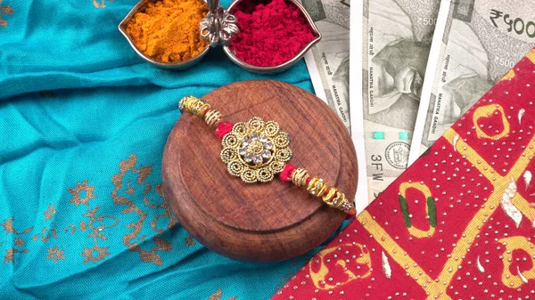 Ινδικό Φεστιβάλ Raksha Bandhan Φόντο Ένα Κομψό Rakhi Κόκκους Ρυζιού — Φωτογραφία Αρχείου