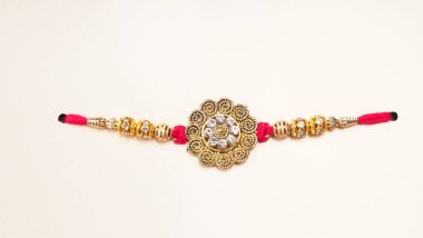 Geleneksel Hint Bilekliği Rakhi 'yi, Kardeş Bağlar Kardeşler Bileğinde Raksha Bandhan' ı