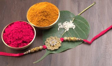 Geleneksel Hint bilekliği Kardeşler ve Kız Kardeşler arasındaki aşkın sembolüdür..