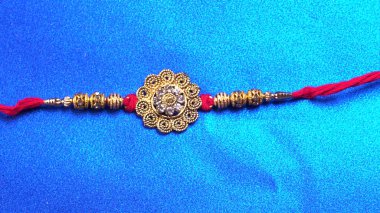 Geleneksel Hint Bilekliği Rakhi 'yi, Kardeş Bağlar Kardeşler Bileğinde Raksha Bandhan' ı