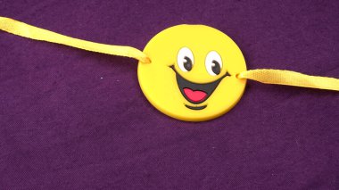 Geleneksel Hint Bilekliği Rakhi 'yi, Kardeş Bağlar Kardeşler Bileğinde Raksha Bandhan' ı