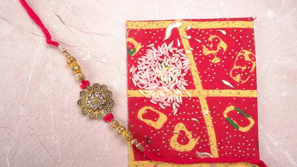 Traditionelles Indisches Armband Ruft Rakhi Mit Reiskörnern Schwester Bindet Brüder — Stockfoto
