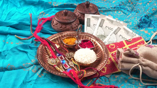 Pile Των Ινδικών Χρημάτων Παραδοσιακή Ινδική Βραχιόλι Κλήσεις Rakhi Αδελφή — Φωτογραφία Αρχείου