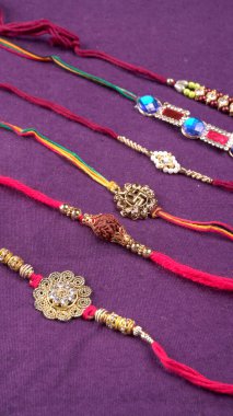 Geleneksel Hint bilezikleri Rakhi 'yi, Kardeş Kravatı Kardeşler Bileğinde Raksha bandosu