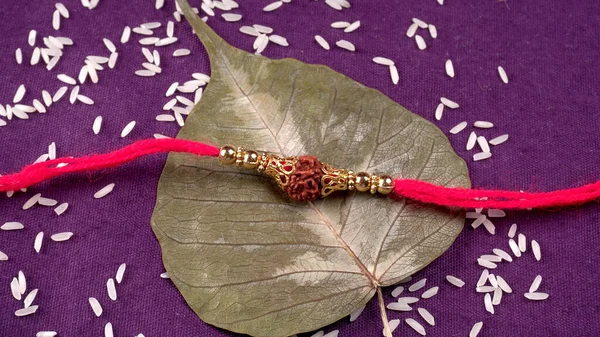 Pulsera Tradicional India Llama Rakhi Con Granos Arroz Hermana Ata — Foto de Stock