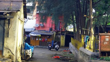 INDIA - 14. AĞUSTOS 2021: Eski Hint şehrinin boş caddesinde gündüz vakti park etmiş iki motosiklet 