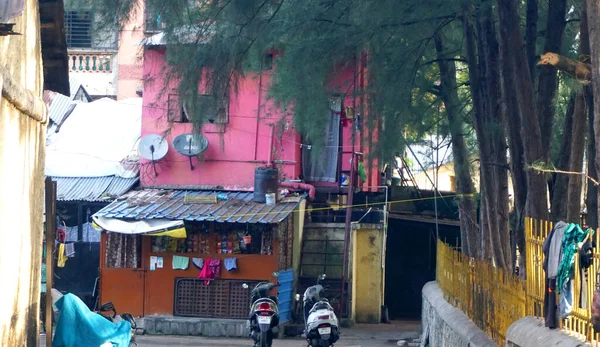 インド 2021年8月14日 昼間に古いインドの都市の空の通りに駐車された2つのモペット — ストック写真