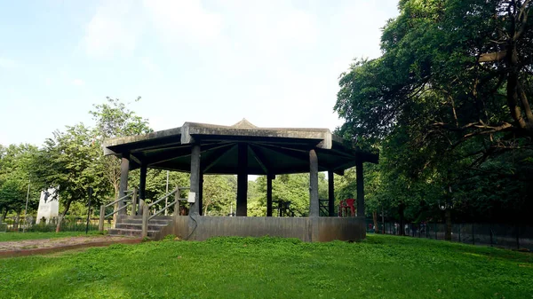 Wooden Alcove Surrounded Green Trees Plants City Park — Fotografia de Stock