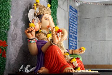 Kırsal kesimdeki Kızılderili putlarının el yapımı heykelleri.