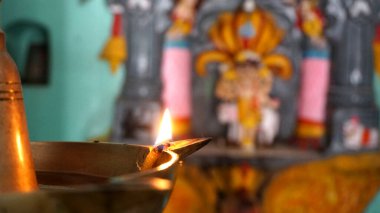 Diwali kutlamaları sırasında Clay Diya lambası yandı. Selamlar Kart Tasarımı Hint Hindu Işık Festivali Diwali.