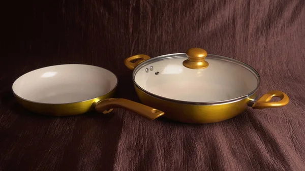褐色布底上有陶瓷的金油锅 — 图库照片