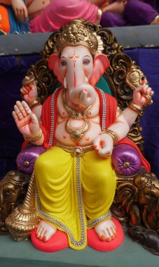 Hint Hindu tanrısı Ganesha heykeli, renklerle kaplandı ve Ganesh Chathurthi 'ye satıldı..