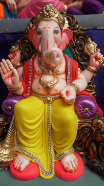 Hint Hindu tanrısı Ganesha heykeli, renklerle kaplandı ve Ganesh Chathurthi 'ye satıldı..