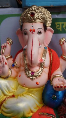 Hint Hindu tanrısı Ganesha heykeli, renklerle kaplandı ve Ganesh Chathurthi 'ye satıldı..
