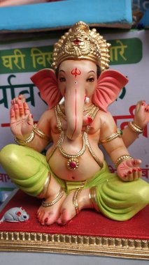 Hint Hindu tanrısı Ganesha heykeli, renklerle kaplandı ve Ganesh Chathurthi 'ye satıldı..