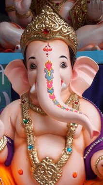 Hint Hindu tanrısı Ganesha heykeli, renklerle kaplandı ve Ganesh Chathurthi 'ye satıldı..