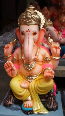 Hint Hindu tanrısı Ganesha heykeli, renklerle kaplandı ve Ganesh Chathurthi 'ye satıldı..