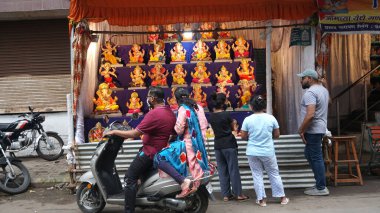 PUNE, Hindistan - 5 Mayıs 2020: CORONA VIRUS MEDICAL MASK giyen bir Hintli Hindistan 'daki tecrit sırasında temel ihtiyaç maddelerini alırken COVID-19 CORONAVIRUS' u önlemek için.