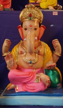 Hint Hindu tanrısı Ganesha heykeli, renklerle kaplandı ve Ganesh Chathurthi 'ye satıldı..
