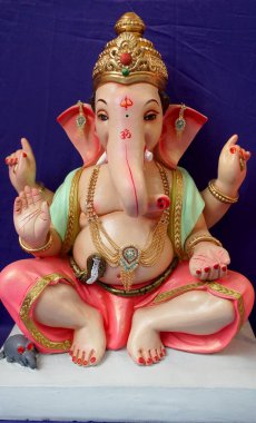 Hint Hindu tanrısı Ganesha heykeli, renklerle kaplandı ve Ganesh Chathurthi 'ye satıldı..