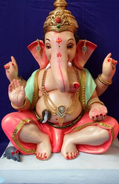 Hint Hindu tanrısı Ganesha heykeli, renklerle kaplandı ve Ganesh Chathurthi 'ye satıldı..