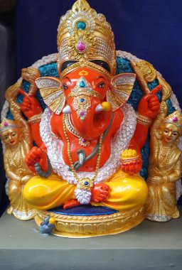 Hint Hindu tanrısı Ganesha heykeli, renklerle kaplandı ve Ganesh Chathurthi 'ye satıldı..