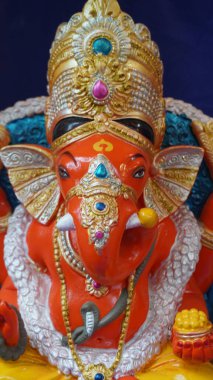 Hint Hindu tanrısı Ganesha heykeli, renklerle kaplandı ve Ganesh Chathurthi 'ye satıldı..