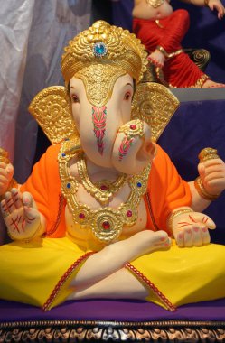 Hint Hindu tanrısı Ganesha heykeli, renklerle kaplandı ve Ganesh Chathurthi 'ye satıldı..