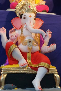 Hint Hindu tanrısı Ganesha heykeli, renklerle kaplandı ve Ganesh Chathurthi 'ye satıldı..