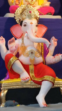 Hint Hindu tanrısı Ganesha heykeli, renklerle kaplandı ve Ganesh Chathurthi 'ye satıldı..