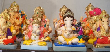 Hint tanrısı Ganesha heykelleri, renklerle kaplandı ve Ganesh Chathurthi 'ye satıldı..