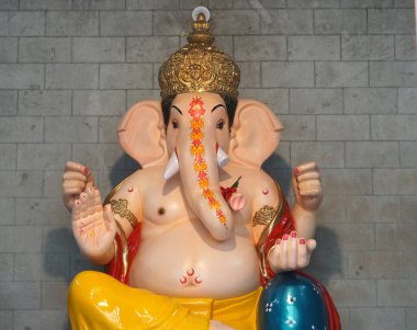 Hint Hindu tanrısı Ganesha heykeli, renklerle kaplandı ve Ganesh Chathurthi 'ye satıldı..