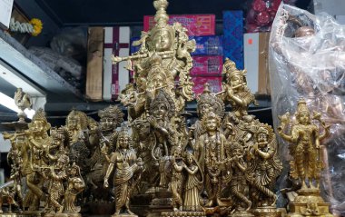 Kırsal kesimdeki Kızılderili putlarının el yapımı heykelleri.