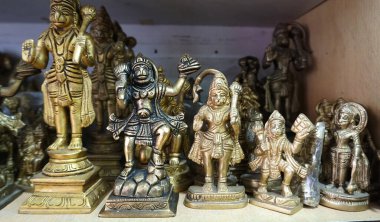 Kırsal kesimdeki Kızılderili putlarının el yapımı heykelleri.