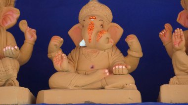 Hint tanrısı Ganesha heykelleri, renklerle kaplandı ve Ganesh Chathurthi 'ye satıldı..