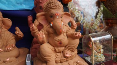 Hint tanrısı Ganesha heykelleri, renklerle kaplandı ve Ganesh Chathurthi 'ye satıldı..