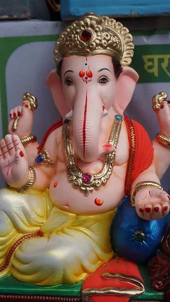 Hinduski Bóg Ganesha Posąg Pokryte Kolorem Sprzedawane Dla Ganesh Chathurthi — Zdjęcie stockowe