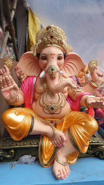 Hinduski Bóg Ganesha Posąg Pokryte Kolorem Sprzedawane Dla Ganesh Chathurthi — Zdjęcie stockowe