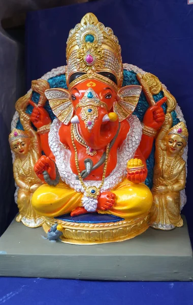 Hinduski Bóg Ganesha Posąg Pokryte Kolorem Sprzedawane Dla Ganesh Chathurthi — Zdjęcie stockowe