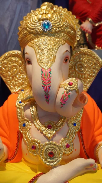 Hinduski Bóg Ganesha Posąg Pokryte Kolorem Sprzedawane Dla Ganesh Chathurthi — Zdjęcie stockowe