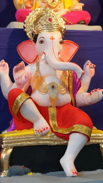 Hinduski Bóg Ganesha Posąg Pokryte Kolorem Sprzedawane Dla Ganesh Chathurthi — Zdjęcie stockowe